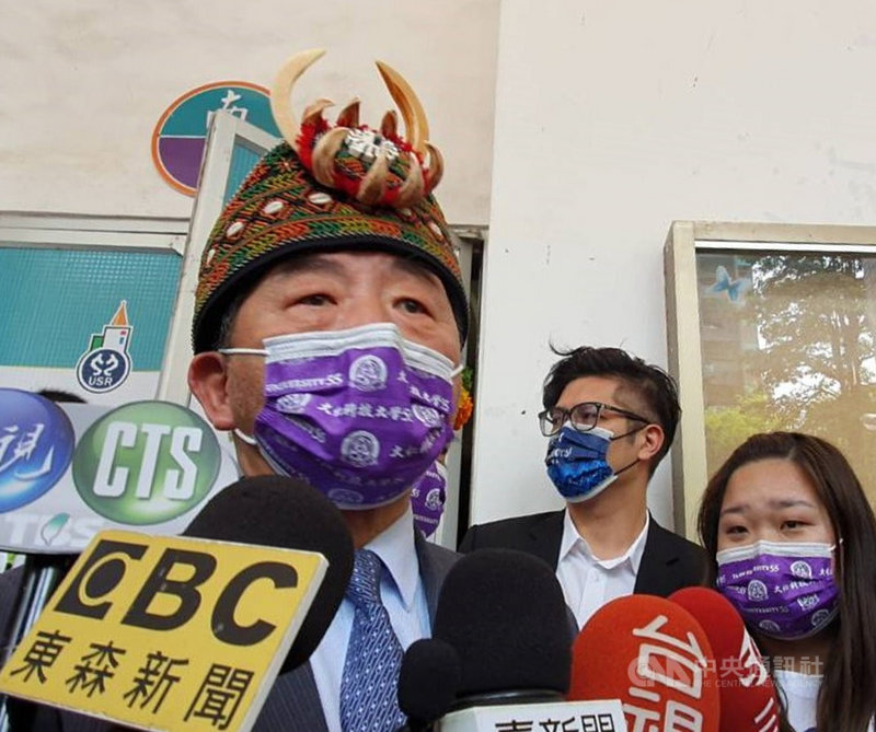 衛福部長陳時中(左)20日表示,目前預訂22日開打AZ 疫苗,在疫苗有效期限內打完不是問題,目前衛福部不想延長效期。中央社記者郭芷瑄攝 110年3月20日