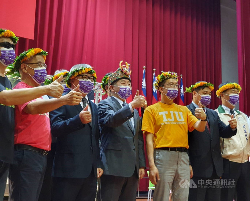 衛福部長陳時中(中)20日上午出席大仁科技大學55週年校慶,致詞時勉勵護理相關科系學生,感謝大家投入醫護工作,並表示政府持續加強建立專科護理師,提升護理工作層次與深度。中央社記者郭芷瑄攝 110年3月20日