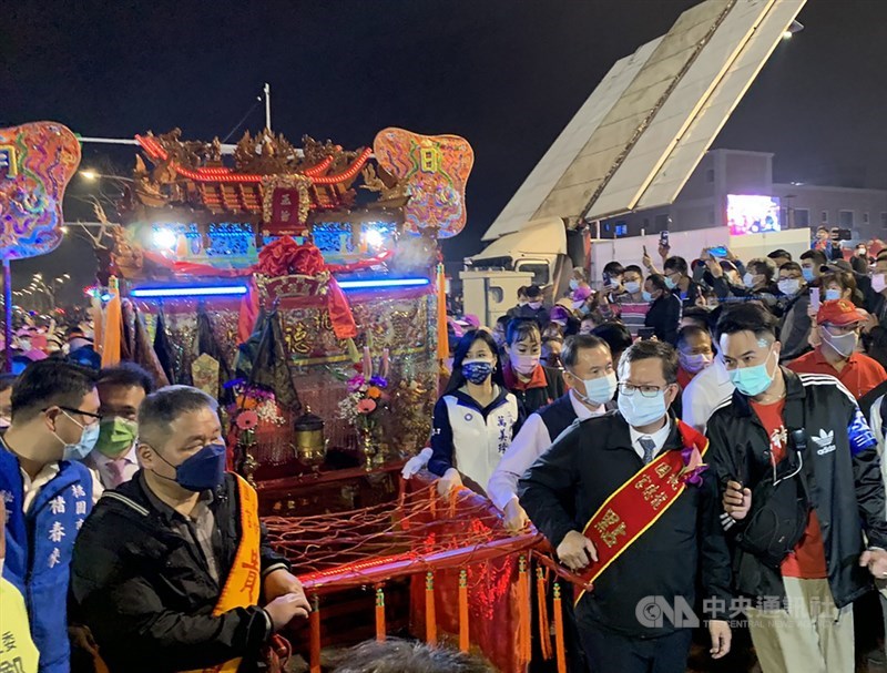 桃園龍德宮媽祖辛丑年8天7夜徒步遶境赴鹿港天后宮進香活動,20日晚間舉行起馬儀式,桃園市長鄭文燦(前右2)也到場參與,為媽祖鑾轎扶轎。中央社記者葉臻攝 110年3月20日