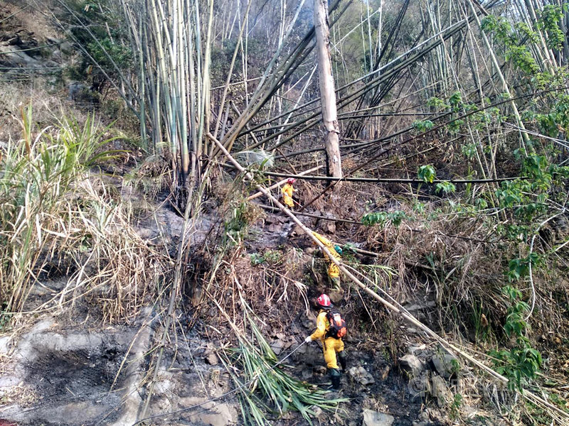 嘉義林管處大埔事業區林班森林火災,延燒已逾68小時,21日仍有3處火點,除申請直升機支援外,地面部隊也陸續向上攀爬清除殘火,希望快點控制火勢。(嘉義林管處提供)中央社記者黃國芳傳真 110年3月21日