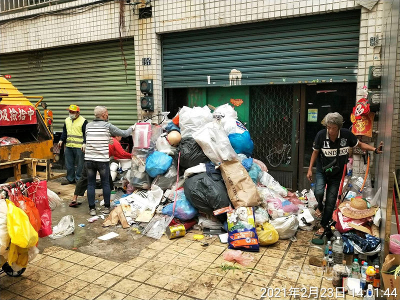 環保局開單32次也無效高雄婦家門前堆滿垃圾山 地方 中央社cna