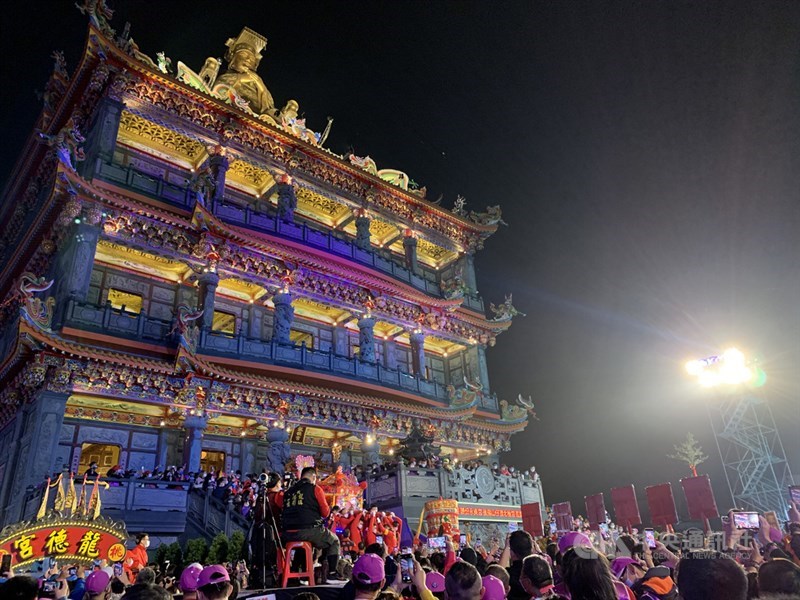 桃園龍德宮辛丑年8天7夜徒步遶境活動20日晚間9時舉行起馬儀式,宣告龍德宮四媽祖正式起駕,現場大批信眾湧入,場面熱鬧。中央社記者葉臻攝 110年3月20日