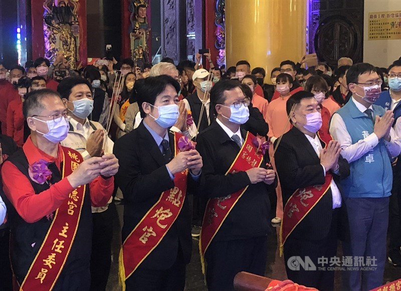 桃園龍德宮辛丑年8天7夜徒步遶境活動20日晚間起駕,副總統賴清德(前左2)、桃園市長鄭文燦(前左3)出席擔任點炮官,並一同上香祈福。中央社記者葉臻攝 110年3月20日