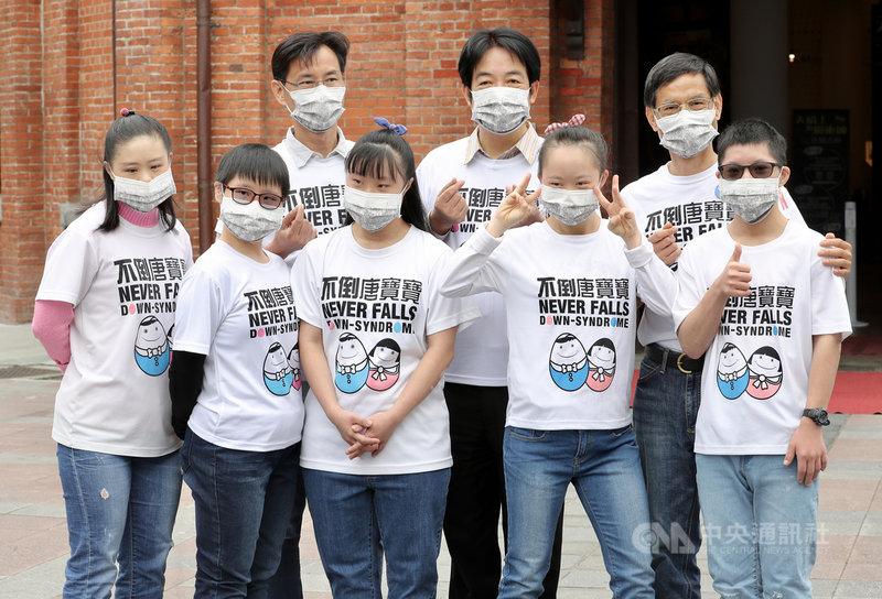 財團法人中華民國唐氏症基金會在西門町紅樓舉辦「嘿!小唐我在這」特展,副總統賴清德(後中)21日出席看展,並與唐氏症孩童一起拍照留念,過程充滿歡笑聲,相當溫馨。中央社記者張皓安攝 110年3月21日