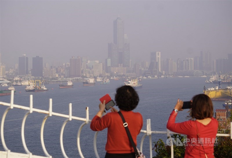 環保署表示,22日大陸冷氣團挾帶中國沙塵及污染物影響台灣,南部擴散條件差易累積污染物;雲嘉南及高屏空氣品質為「紅色警示」等級。(中央社檔案照片)