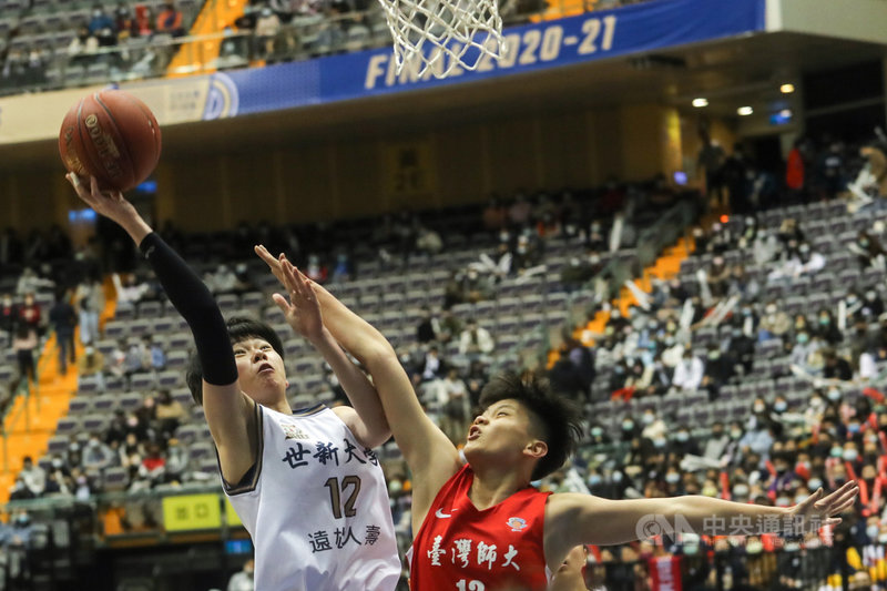 109學年度大專籃球聯賽(UBA)女子組冠軍賽21日在台北小巨蛋登場,由世新大學(白)對戰台師大(紅),世新球員林蝶(左)全場貢獻21分,助隊以70比51獲勝,完成2連霸。中央社記者裴禛攝 110年3月21日