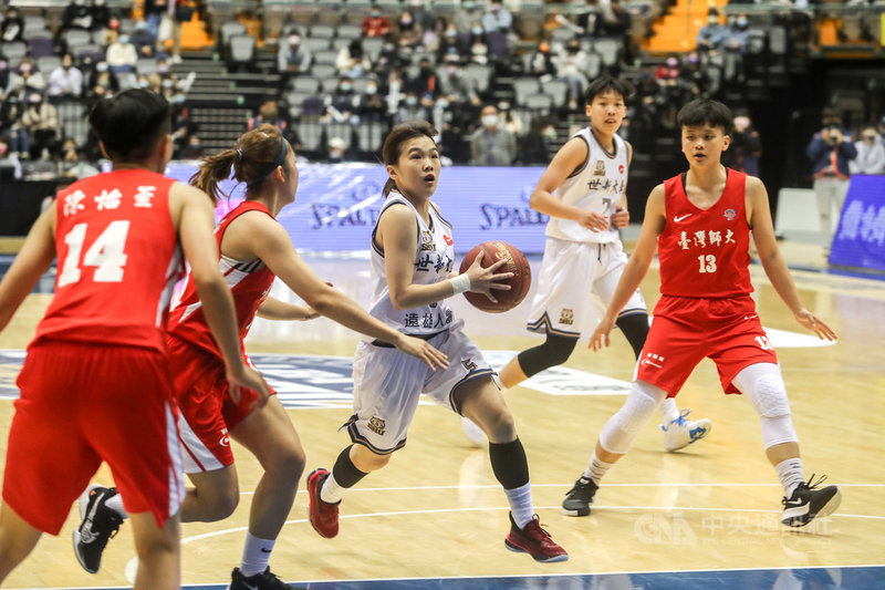 109學年度大專籃球聯賽(UBA)女子組冠軍賽21日在台北小巨蛋登場,由世新大學(白衣)對戰台師大(紅衣),世新球員陳育緹(中)積極搶分,幫助球隊以70比51擊敗台師大,完成2連霸。中央社記者裴禛攝 110年3月21日