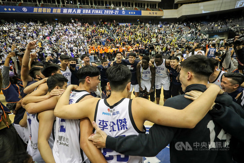 109學年度大專籃球聯賽(UBA)男子組冠軍戰21日在台北小巨蛋登場,政治大學以82比70擊敗世新大學,收下隊史首冠,球員開心慶祝勝利。中央社記者裴禛攝 110年3月21日