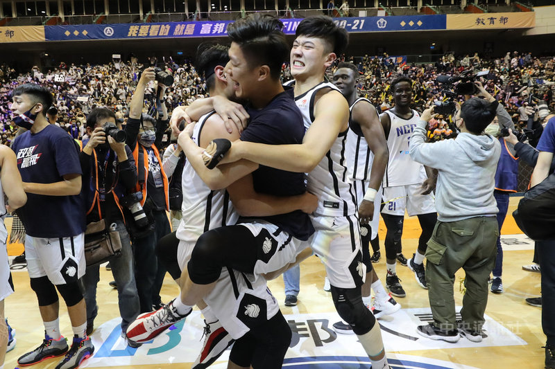 109學年度大專籃球聯賽(UBA)男子組冠軍戰21日晚間在台北小巨蛋登場,政治大學以82比70擊敗世新大學,拿下冠軍。球員開心擁抱慶祝。中央社記者裴禛攝 110年3月21日