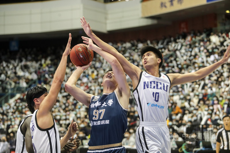 109學年度大專籃球聯賽(UBA)男子組冠軍戰21日在台北小巨蛋登場,政治大學(白衣)對戰世新大學(藍衣),終場政大以82比70奪冠。中央社記者裴禛攝 110年3月21日