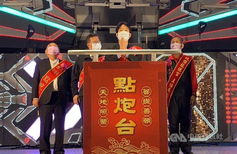 桃園龍德宮媽祖辛丑年8天7夜徒步遶境活動20日晚間在副總統賴清德(右2)擔任點炮官、點燃起馬炮後,正式宣告展開。左2為桃園市長鄭文燦。中央社記者葉臻攝 110年3月20日