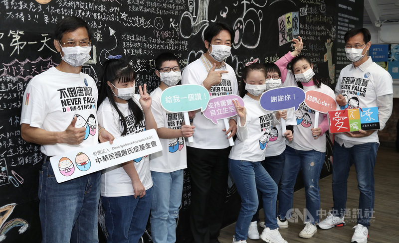 財團法人中華民國唐氏症基金會在西門町紅樓舉辦「嘿!小唐我在這」特展,副總統賴清德(左4)21日出席看展時表示,感謝基金會的努力,20多年來就像父母親一樣的關照他們。中央社記者張皓安攝 110年3月21日
