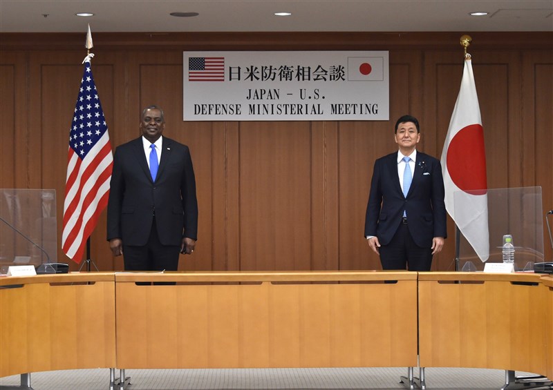 日本共同社報導,日本防衛大臣岸信夫(右起)與美國國防部長奧斯汀日前會談時,確認在台灣發生突發事態將密切合作。(圖取自twitter.com/KishiNobuo)