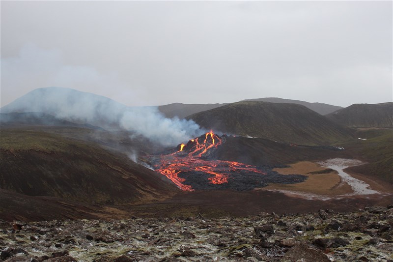 冰島首都雷克雅維克附近一座火山沉寂900年後最近甦醒，持續噴發紅色岩漿。（圖取自twitter.com/Vedurstofan）