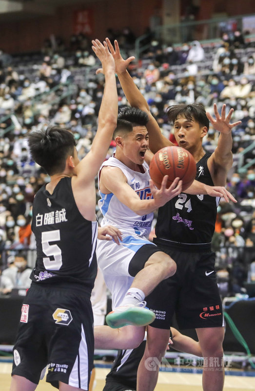109學年度大專籃球聯賽(UBA)男子組季軍賽21日在台北小巨蛋登場,健行科大(白衣)對戰義守大學(黑衣),健行球員谷毛唯嘉(中)助攻隊友,幫助球隊以90 比84取得勝利。中央社記者裴禛攝 110年3月21日