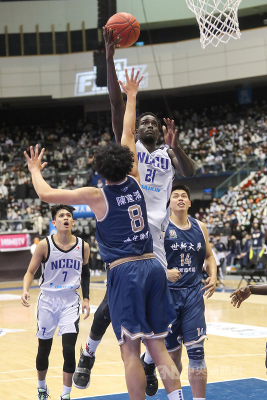 109學年度大專籃球聯賽(UBA)男子組冠軍戰21日在台北小巨蛋登場,政治大學(白衣)交手世新大學(藍衣),政大外籍球員丁恩迪(右2)貢獻13分,幫助球隊以82比70奪冠。中央社記者裴禛攝 110年3月21日