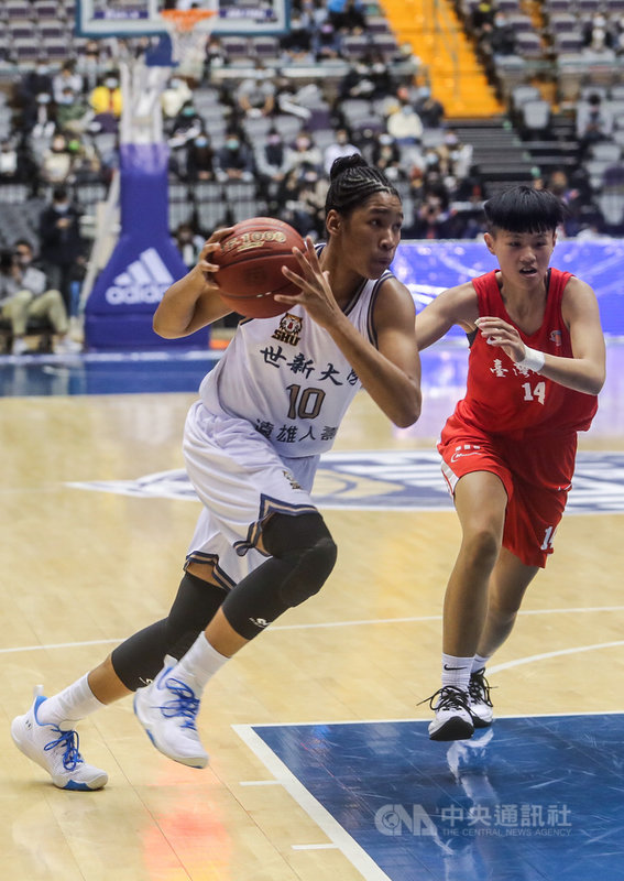 109學年度大專籃球聯賽(UBA)女子組冠軍賽21日在台北小巨蛋登場,世新大學(白衣)對戰台師大(紅衣),世新球員潔丹妮兒(Jack Danielle Animam)(左)攻下18分,助隊以70比51獲勝,完成2連霸。中央社記者裴禛攝 110年3月21日