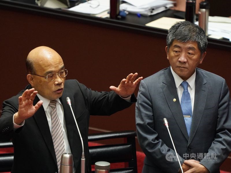 AZ疫苗22日開打,行政院長蘇貞昌(左起)和衛生福利部長陳時中預計一大早到台大醫院接種。(中央社檔案照片)