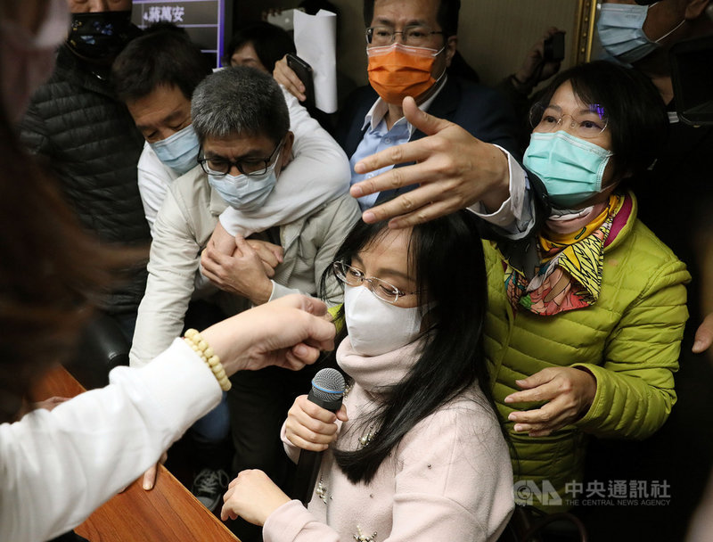 立法院衛環委員會18日通過臨時提案,成立疫苗採購調閱專案小組,但民進黨團質疑程序瑕疵,22日上午提案更正議事錄;國民黨團不滿,指民進黨疫苗黑箱,朝野數度推擠,場面混亂。圖為衛環委員會召委、民進黨立委陳瑩(前)宣布會議休息。中央社記者郭日曉攝 110年3月22日