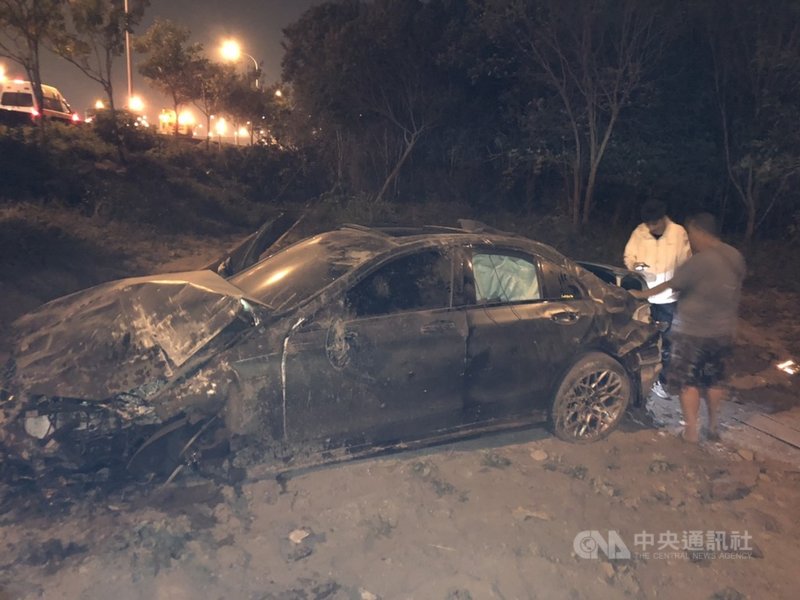 國道中山高彰化縣路段21日晚間發生車輛衝落邊坡事故,造成4人受傷,其中1女拋飛,疑飆車競速自撞釀禍,國道警方對此偵辦中。(彰化縣消防局提供)中央社記者蕭博陽彰化縣傳真110年3月22日