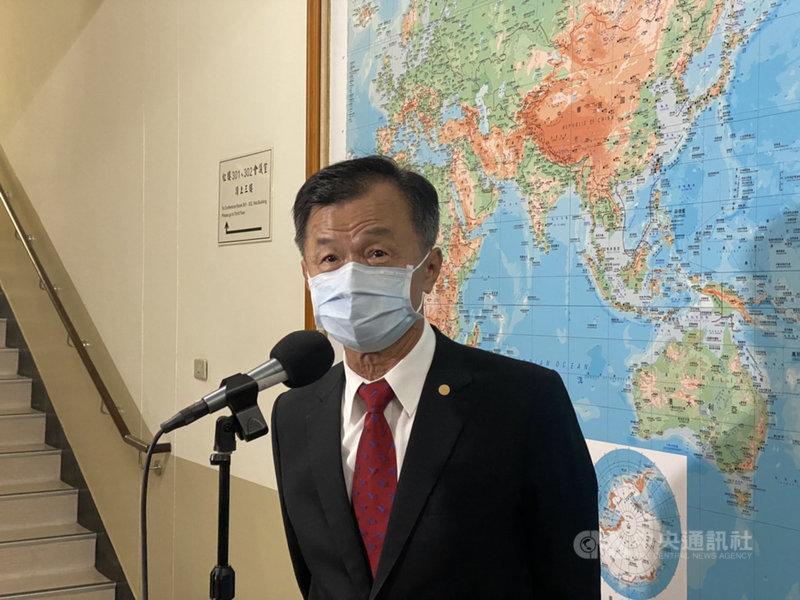 大陸委員會主任委員邱太三22日列席立法院備質詢。他在中場休息時間接受媒體聯訪時,針對駐香港辦事處派駐人員簽證到期返台後,港府不核發簽證給繼任者,導致人員持續減少一事表示,按照程序跟港府溝通申請中。中央社記者賴言曦攝 110年3月22日