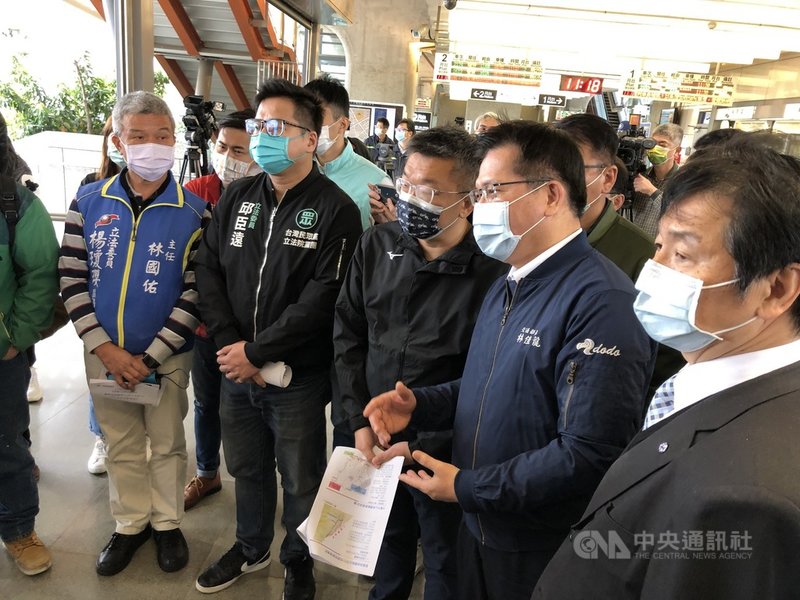 立法院副院長蔡其昌(前右3)、交通部長林佳龍(前右2)22日考察台鐵海線鐵路雙軌化工程規劃辦理情形,並聆聽簡報。中央社記者趙麗妍攝 110年3月22日