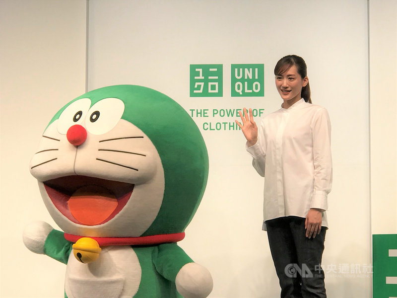 迅銷集團旗下優衣庫22日在東京舉行記者會宣佈將由哆啦A夢擔任品牌全球永續發展大使,哆啦A夢由藍色轉為綠色。迅銷集團表示,有可能讓綠色哆啦A夢到台灣等地推廣永續發展理念。中央社記者楊明珠東京攝 110年3月22日