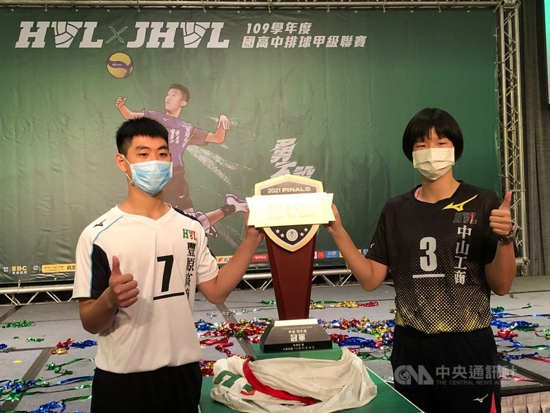 109學年度HVL高中排球甲級聯賽決賽3月26日起將在新莊體育館開打,高中男子組豐原高商將挑戰史無前例的8連霸,隊長陳玠廷(左)22日喊話要把冠軍盃帶回家。中央社記者黃巧雯攝 110年3月22日