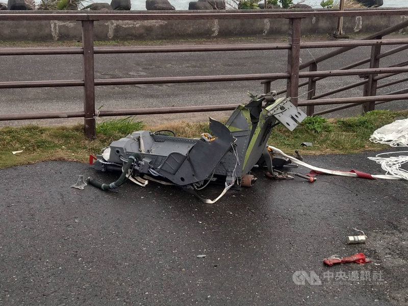 空軍志航基地2架F-5E戰機22日在屏東外海疑似擦撞墜海,2名飛行員跳傘,搜救人員下午4時許尋獲中尉羅尚樺。警方在台26線73公里處發現1具傘具連座椅。(國搜中心提供)中央社記者盧太城台東傳真 110年3月22日