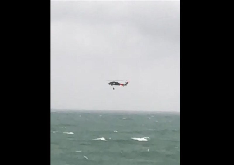 空軍志航基地2架F-5E戰機22日疑發生空中擦撞墜海,2飛行員跳傘,下午4時在海上發現中尉羅尚樺,初步判斷無意識,已吊掛轉送台東馬偕醫院。圖為吊掛畫面。(網友提供)