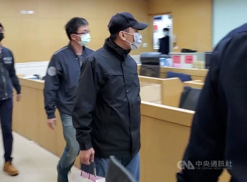 台北地檢署偵辦北市中山分局員警包庇酒店業者案,查出陳姓、許姓(中)刑警涉嫌收受賄賂,22日指揮調查局北機站、中山分局兵分4路,搜索2人辦公室及住處,並約談2人到案,晚間移送北檢複訊。中央社記者林長順攝 110年3月22日