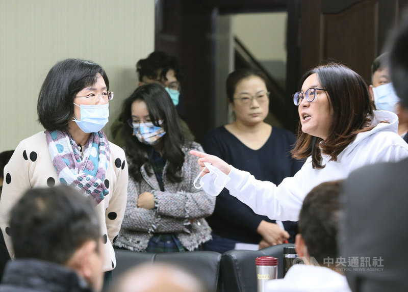 立法院衛環委員會18日通過臨時提案,成立疫苗採購調閱專案小組,但民進黨團質疑程序瑕疵,22日上午提案更正議事錄;民進黨立委蘇巧慧(左)質疑,上週輪值召委的國民黨立委陳玉珍(右)主持會議程序粗暴,從送案到表決一共只有18秒,雙方言語交鋒。中央社記者郭日曉攝 110年3月22日