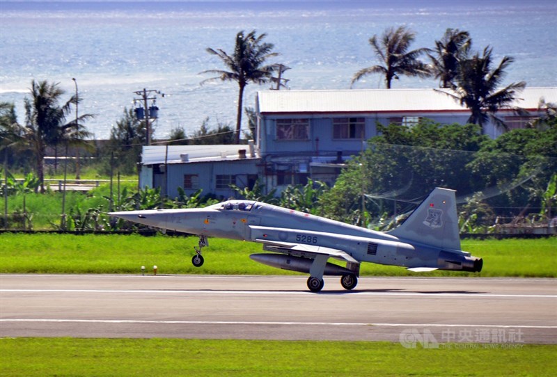 台東志航空軍基地2架F-5E戰機22日執行訓練任務時失聯,軍方指出,此次訓練為4架編隊飛行,其中2號機(5287)和4號機(5286)碰撞後落海。圖為2018年7月14 日拍攝在志航基地準備起飛的編號5286機。中央社記者盧太城台東攝 110年3月22日