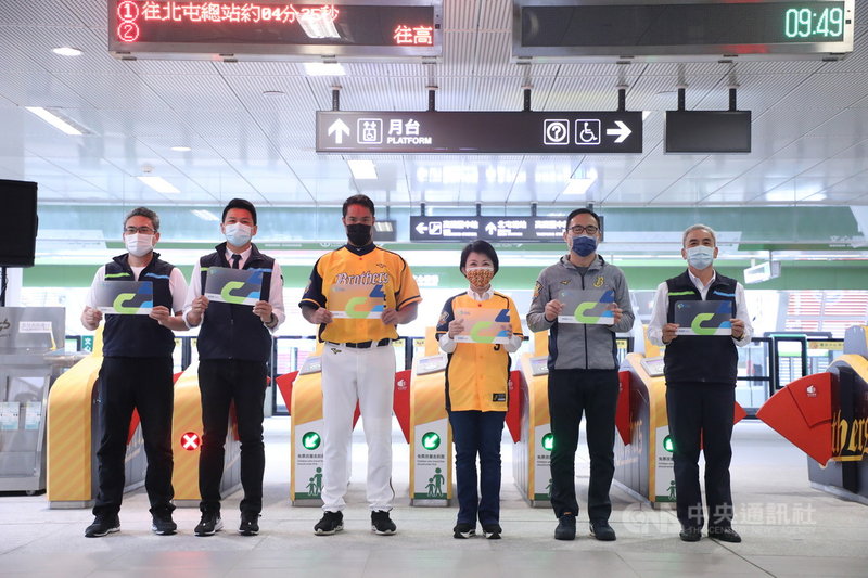 台中捷運攜手中信兄弟隊,將距離洲際棒球場最近的捷運站「文心崇德站」打造為中信兄弟主題車站,台中市長盧秀燕(右3)22日主持開站儀式。中央社記者郝雪卿攝 110年3月22日