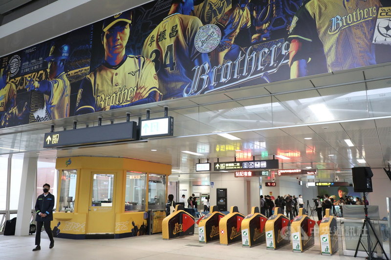 台中捷運攜手中信兄弟隊,將距離洲際棒球場最近的捷運站「文心崇德站」打造為中信兄弟主題車站,不僅有球星與吉祥物主視覺,更有球員特別錄製的廣播,要給球迷驚喜。中央社記者郝雪卿攝 110年3月22日