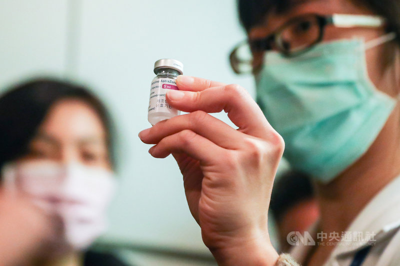 首批AZ疫苗22日開打,一項調查披露目前僅1/4民眾有意施打,大多數人觀望,前衛生署長楊志良認為,政府應設獨立委員會釐清安全疑慮,建立民眾對疫苗的信心。中央社記者王騰毅攝 110年3月22日