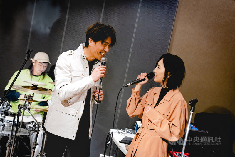 金曲歌王羅時豐(前左)將站上「大港開唱」南霸天舞台與歌手法蘭(右)合作,兩人22日相見歡,現場合唱歌曲。(出日音樂提供)中央社記者葉冠吟傳真 110年3月22日