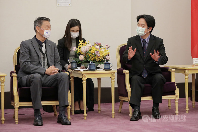 副總統賴清德(右)22日接見歐洲在台商務協會理事長張瀚書。(總統府提供)中央社記者葉素萍傳真 110年3月22日