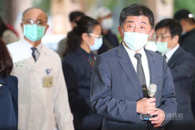行政院長蘇貞昌和衛生福利部長陳時中(前)今早帶頭接種牛津AZ疫苗,陳時中表示,希望國產疫苗能研發成功,讓總統接種國產疫苗很有意義。中央社記者王騰毅攝 110年3月22日