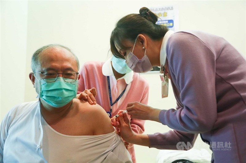 台大醫院院長吳明賢(左)22日在台大醫院率先接種首批COVID-19(2019冠狀病毒疾病,武漢肺炎)牛津AZ疫苗。中央社記者王騰毅攝 110年3月22日