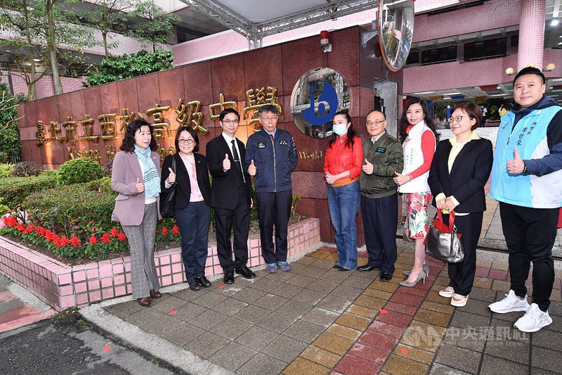 台北市立西松高中成為全台首間公立國際文憑學校,校長林昇茂(左3)22日表示,首屆國際文憑班將招收25名學生,預估會有600人報考。左4為台北市長柯文哲。(台北市政府提供)中央社記者陳昱婷傳真 110年3月22日