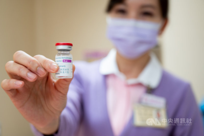 首批AZ疫苗22日起在全台57家醫院開打,行政院長蘇貞昌及衛福部長陳時中帶頭接種,上午7時40分就到台大醫院施打疫苗。(行政院提供)中央社記者陳俊華傳真 110年3月22日