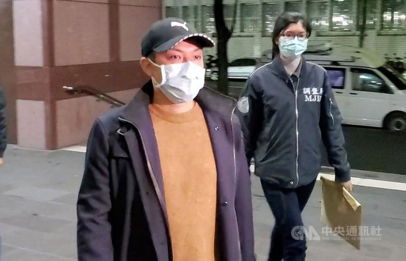 台北地檢署偵辦北市中山分局員警包庇酒店業者案,查出陳姓(前)、許姓刑警涉嫌收受賄賂,22日指揮調查局北機站、中山分局搜索2人辦公室及住處,並約談2人到案,晚間陸續移送北檢複訊。中央社記者林長順攝 110年3月22日