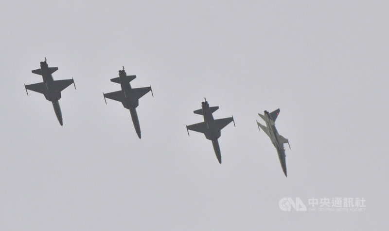 空軍台東志航基地2架F-5E戰機22日下午例行訓練時疑似擦撞墜海,2名飛行員跳傘,海空全力搜救中;志航基地半年內已折損3架F-5E戰機。圖為2020年10月20日拍攝。中央社記者盧太城台東攝 110年3月22日