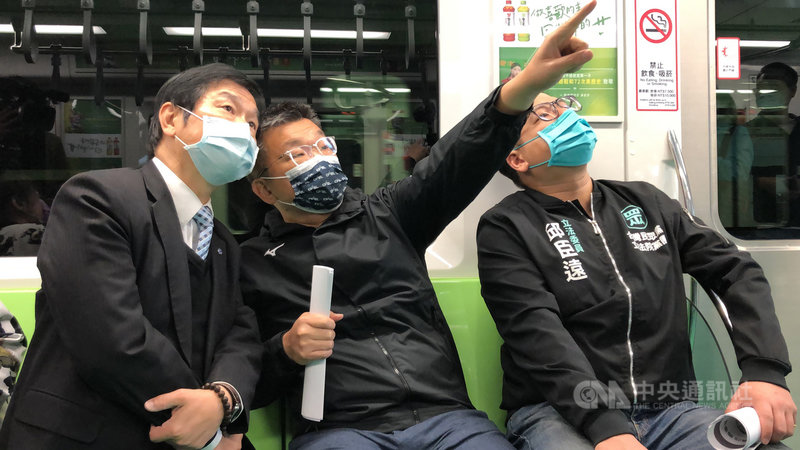 立法院副院長蔡其昌(中)、台灣民眾黨立委邱臣遠(右)等人22日試乘台中捷運綠線,了解中捷綠線改善後狀況。中央社記者趙麗妍攝 110年3月22日