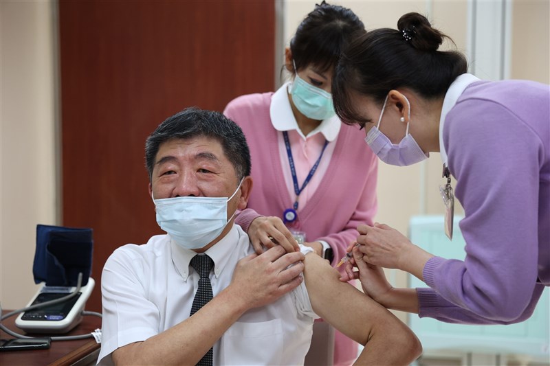 台灣首批牛津AZ疫苗22日開打,衛生福利部長陳時中(前左)一大早到台大醫院率先接種疫苗。(指揮中心提供)