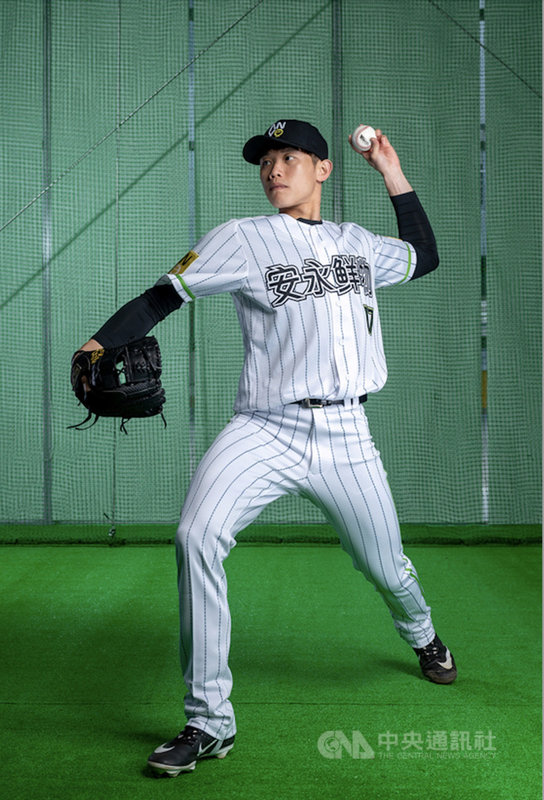 110年全國成棒甲組春季聯賽23日將開打,此次總計32支球隊參賽,安永鮮物具旅日資歷投手陳冠宇是話題,但預計不會於首戰登板。(崇越科技提供)中央社記者謝靜雯傳真 110年3月22日