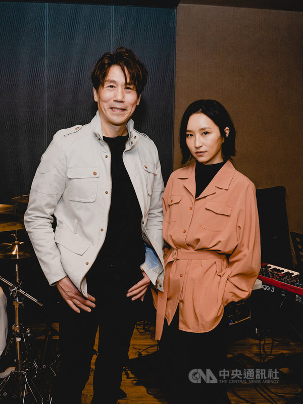 金曲歌王羅時豐(左)將踏上「大港開唱」南霸天舞台,與法蘭黛樂團主唱法蘭(右)合作搭檔,獻唱多首經典台語歌。(出日音樂提供)中央社記者葉冠吟傳真 110年3月22日