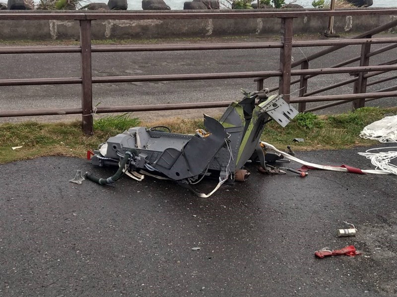空軍志航基地2架F-5E戰機22日疑似擦撞墜海,飛官1殉職1失蹤。圖為警方在台26線73公里處發現1具傘具連座椅。(國搜中心提供)