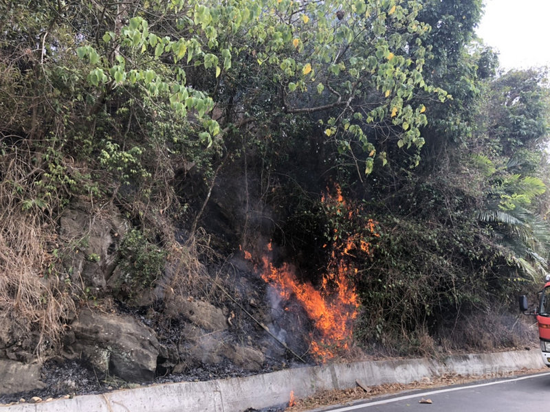 高雄市旗山旗尾第三登山口18日發生火燒山,旗山警分局依現場跡證鎖定陳姓老農,他供稱是因不滿農作物被猴群偷吃,才自製紙包石頭引燃鞭炮驅趕。(高市旗山警分局提供)中央社記者洪學廣傳真 110年3月23日